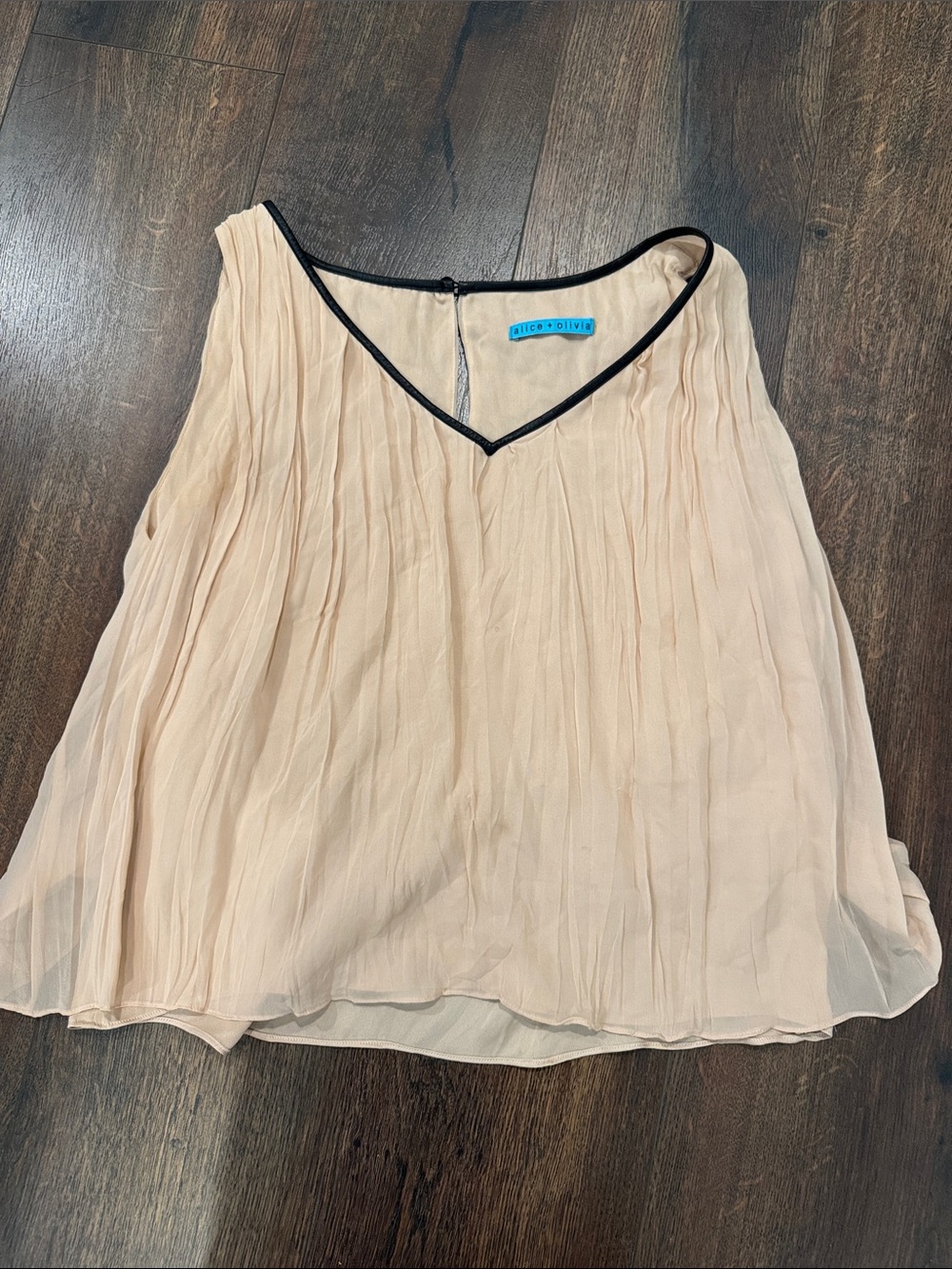 Alice + Olivia Blush Chiffon Pleated V-Neck Camisole w Black leather Trim S nwot